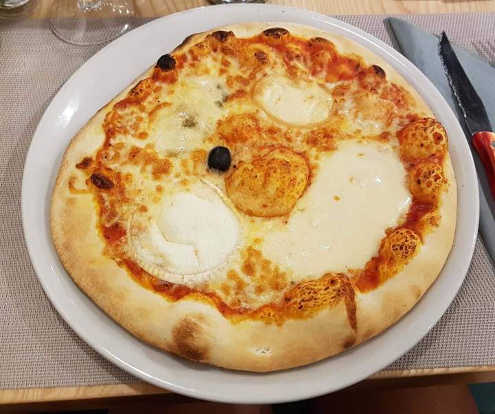 Pizzas artisanales cuites au feu de bois pour une saveur unique.